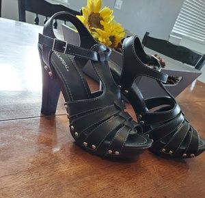 X-APPEAL black w silver accent. 3.5 in heel.